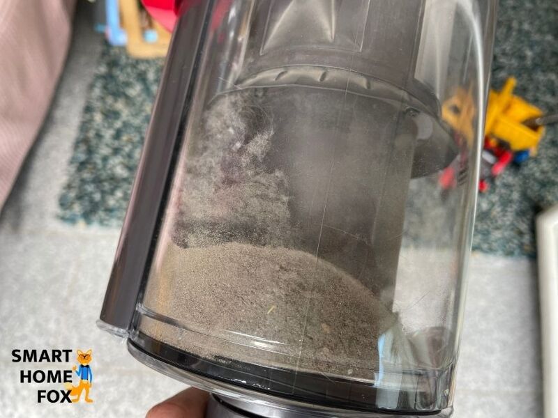 The dustbin after vacuuming